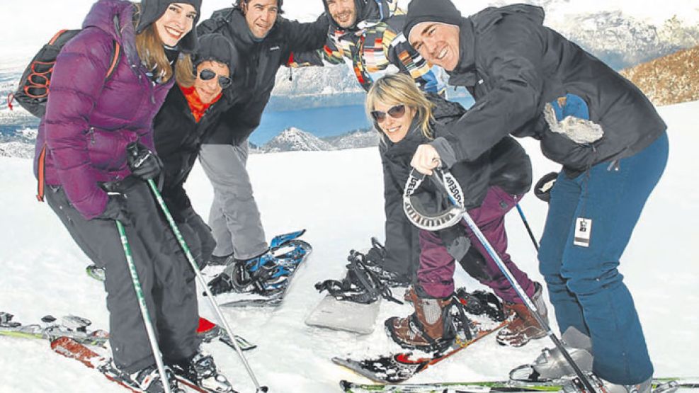 Un grupo en el que están Agustina Córdova, Romi Sarbach, Nani Corletto, José Acasuso, Anital Alvarez de Toledo y Miguel Brea, a punto de iniciar su sesión de esquí.