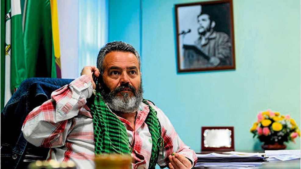 Guevarista. Juan Manuel Sánchez Gordillo en su oficina, con el cuadro del Che. 