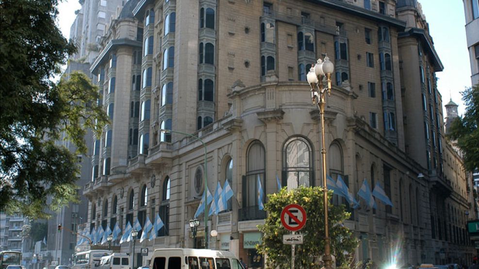El lujoso hotel cinco estrellas está ubicado enfrente a Plaza San Martín, en el barrio porteño de Retiro. 