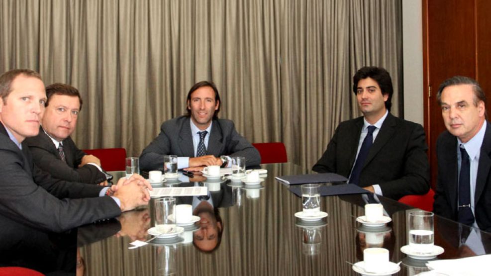 Juan Manuel Pichetto (segundo a la derecha) al lado de su padre Miguel Ángel en una reunión con Hernán Lorenzino en enero. 