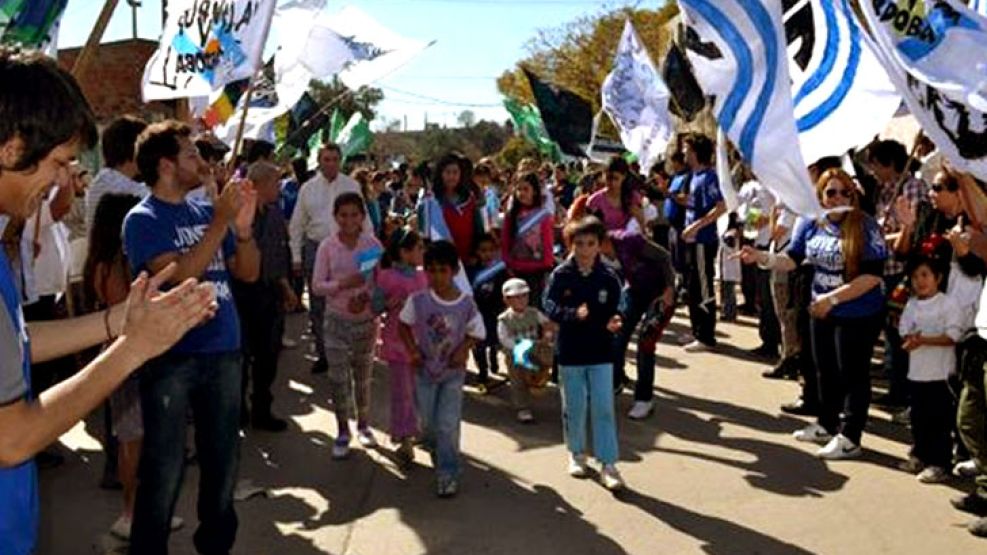 Militantes de La Cámpora con niños del jardín de infantes Monigotes de colores, en Córdoba. 