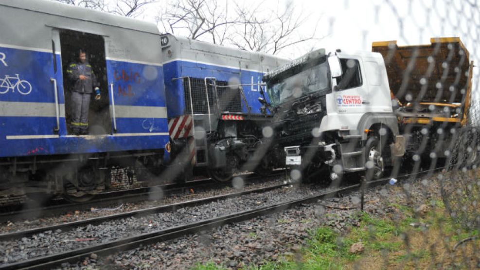 Un tren de la Línea Roca colisionó contra un camión en un paso a nivel en la localidad de Quilmes.