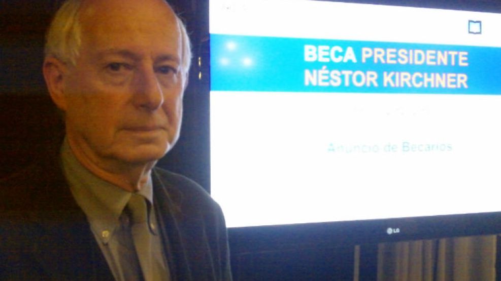 En Buenos Aires, Cohen participó del anuncio de los ganadores de las becas Presidente Néstor Kirchner.