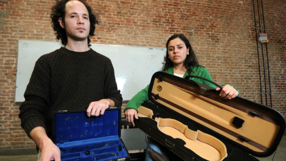 Sin concierto. Victoria y Edgardo forman parte de la Orquesta de la Universidad de Lanús. A él le robaron su oboe; a ella el violín.