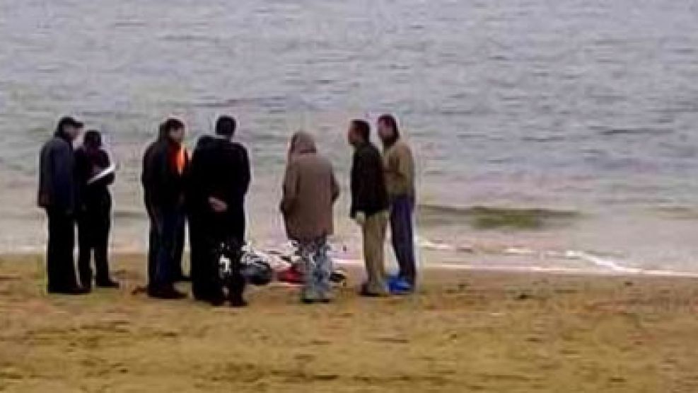 El prestamista fue hallado por dos personas que caminaban por la playa.