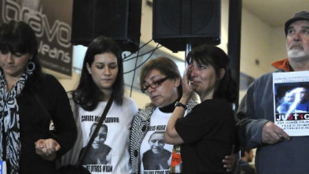 Familiares y allegados de las víctimas reclamaron justicia, a seis meses de la tragedia.