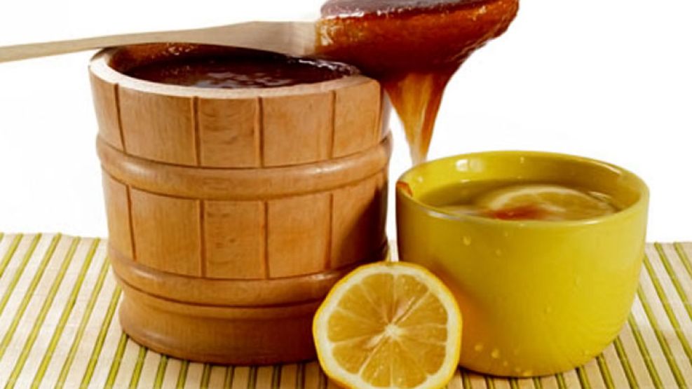 Té con miel y limón para los dolores de garganta.