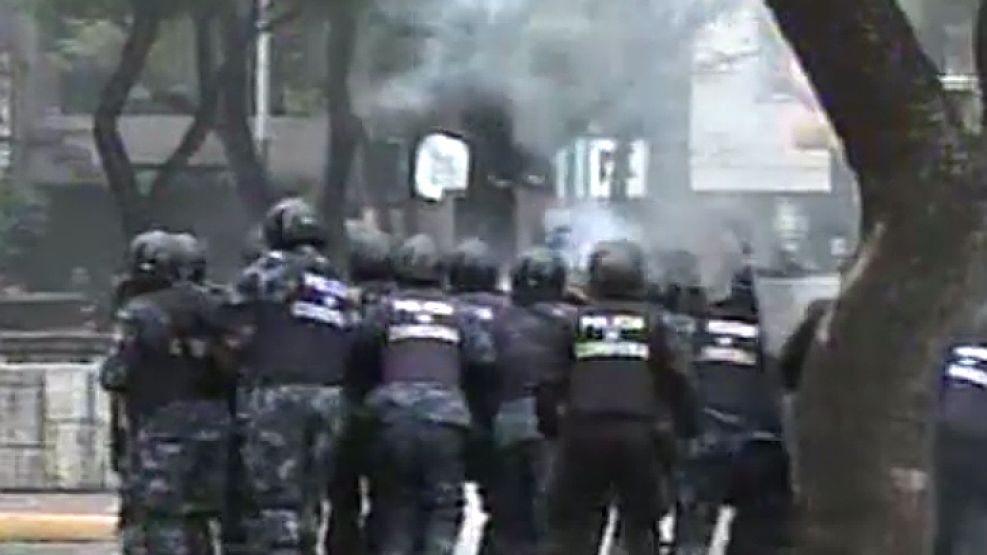 Los gremialistas estatales devinieron en manifestantes tras la represión policial.