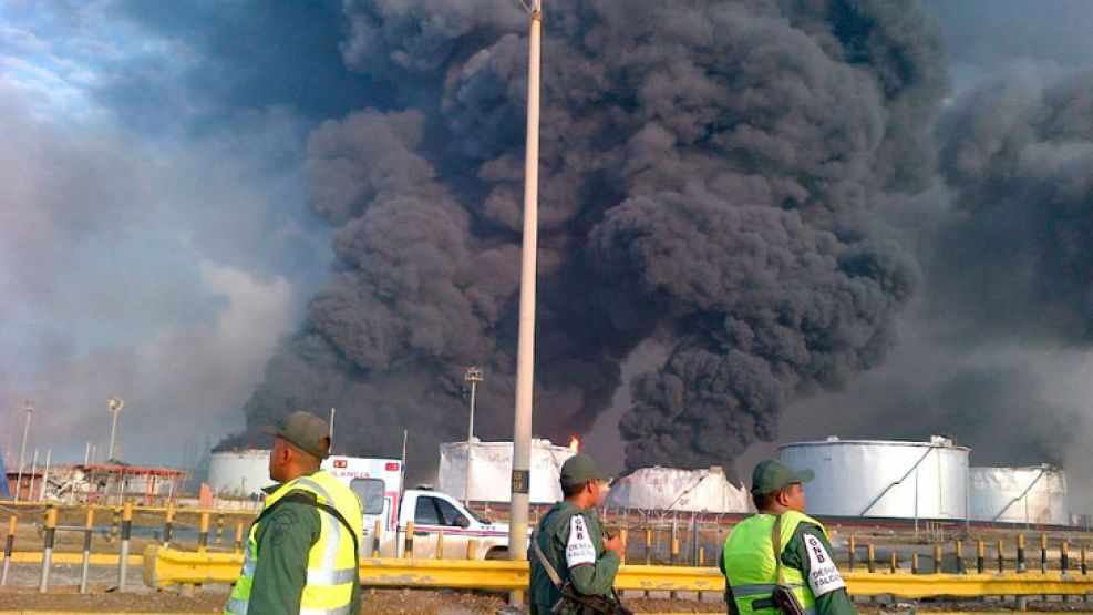 Al menos 24 personas murieron y otras 80 resultaron heridas como consecuencia de una explosión en la planta Amuay, la mayor refinería venezolana, ubicada en Punto Fijo, Estado de Falcón.