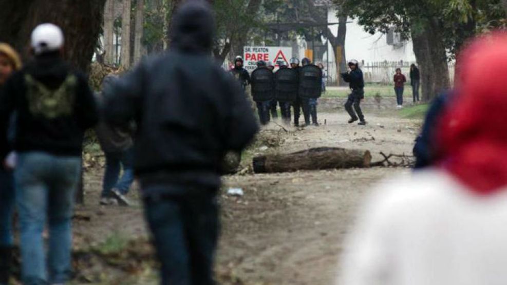 Dura represión policial a obreros del ingenio El Tabacal, en Orán