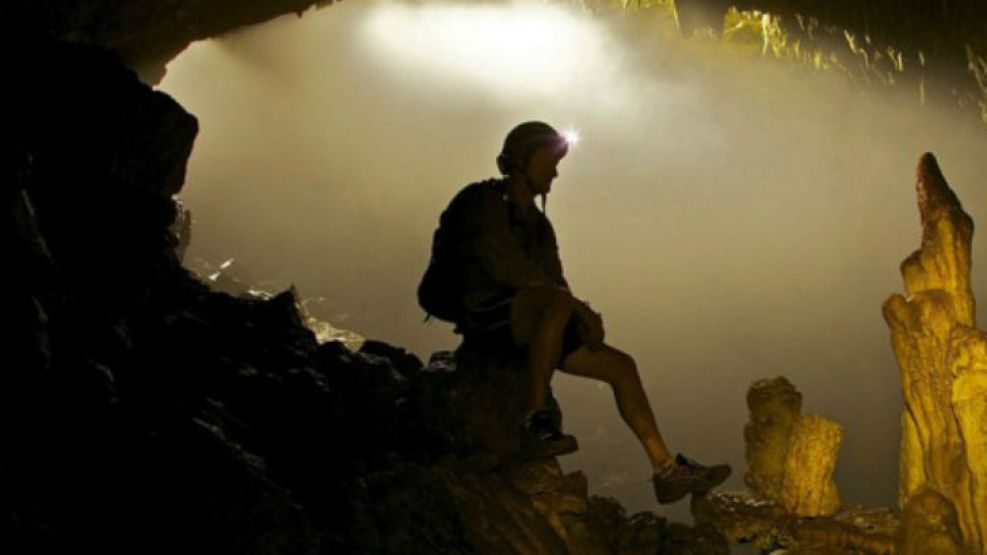El aventurero Ian Robinson se recorta en la penumbra mientras examina la Cueva de Tham Pha Puak, en Pang Mapha, Tailandia.