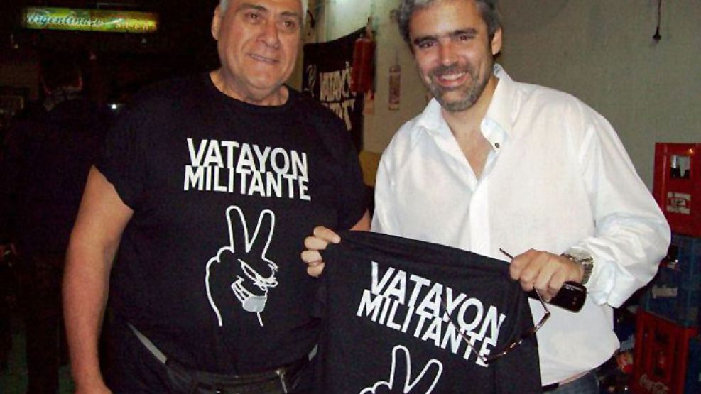 El periodista Camilo García con la remera del Vatayón.