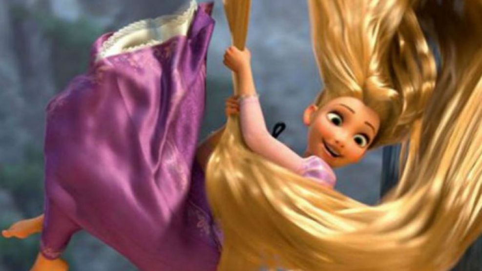 Rapunzel canta encerrada en su alta torre mientras peina sus largos, largos, cabellos?