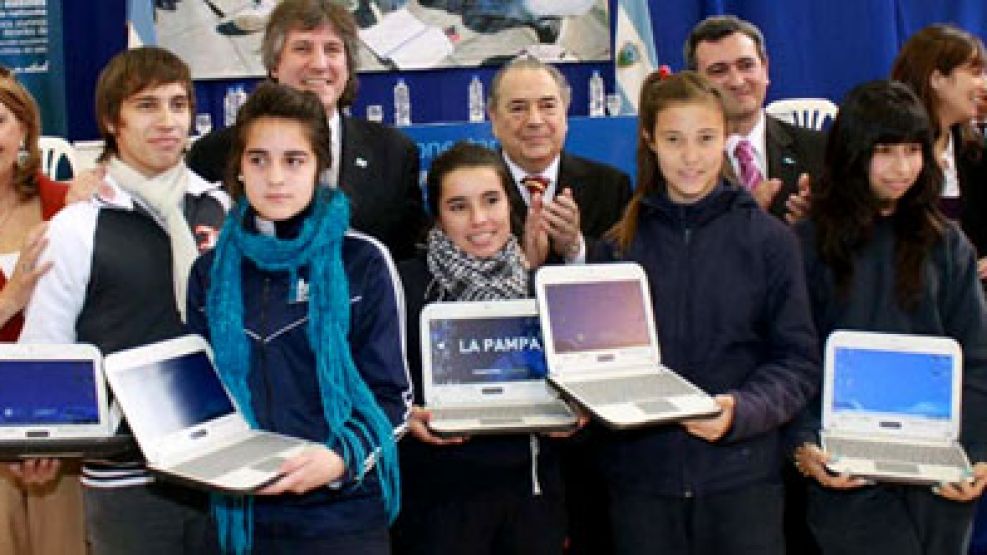 Boudou estuvo en La Pampa repartiendo las netbooks de Conectar Igualdad.