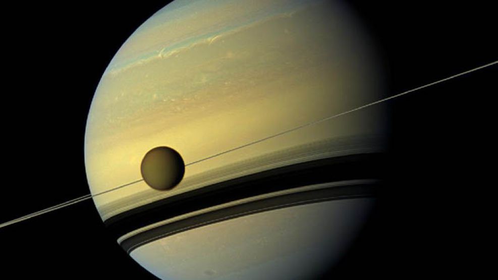Titán, una de las lunas de Saturno, pasando por delante del planeta.