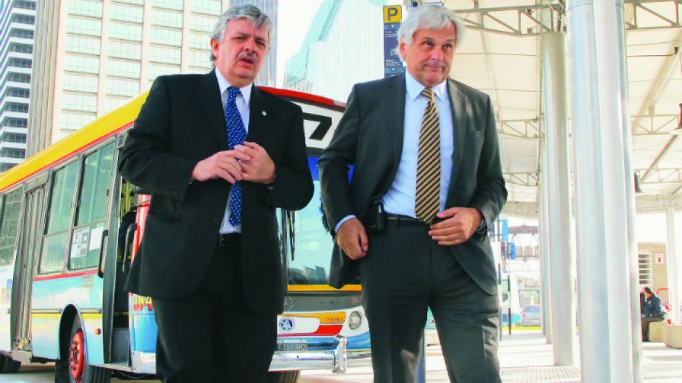 Imagen de archivo. El entonces Secretario de Transporte, Juan Pablo Schiavi, posa junto al ex interventor de CNRT, Antonio Eduardo Sicaro.