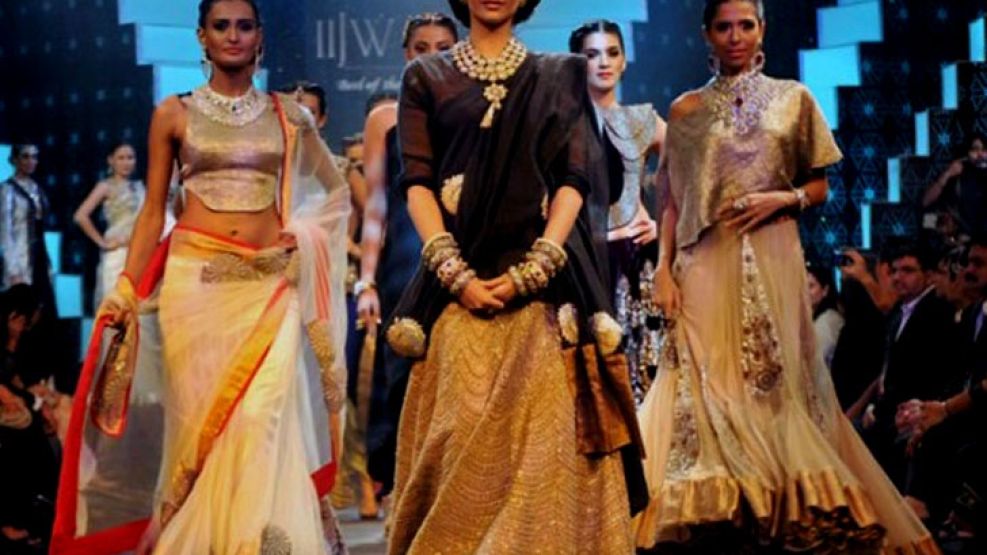 Del desfile participan modelos y actrices famosas de Bollywood.
