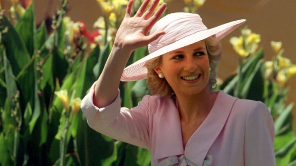 La princesa Diana posa en su jardín.