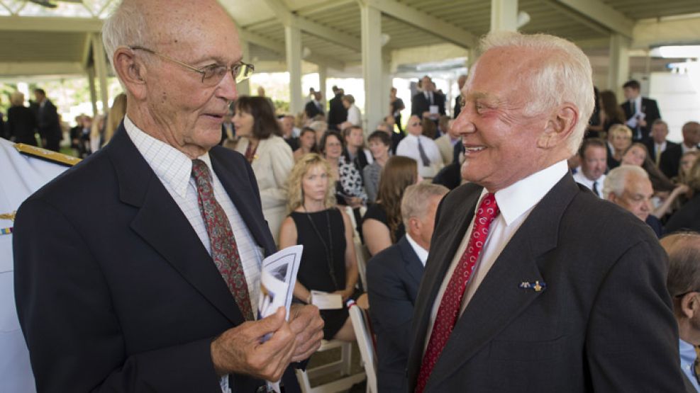 Michael Collins (izquierda) y "Buzz" Aldrin charlaron en el funeral privado de Armstrong en Ohio.