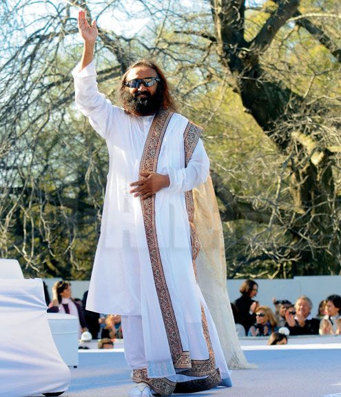 Ribero y Cuño, anfitriones de Sri Sri Ravi Shankar