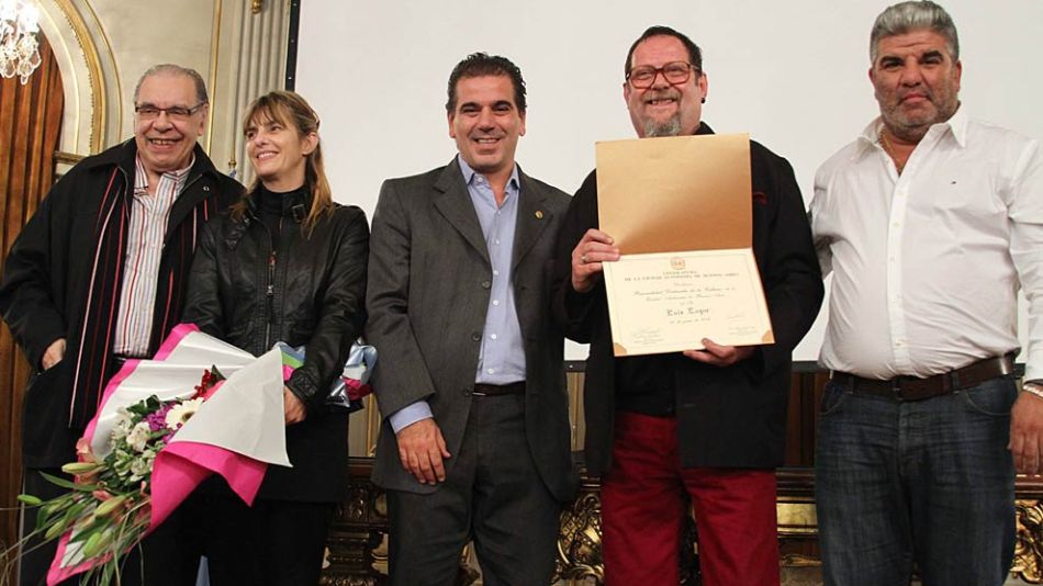 Luis Luque recibió el diploma que lo distingue como "Personalidad Destacada de la Cultura de la Ciudad de Buenos Aires"