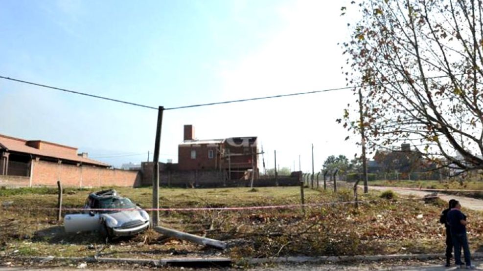 DESTRUIDO. Así quedó el auto de Joaquín Jiménez.