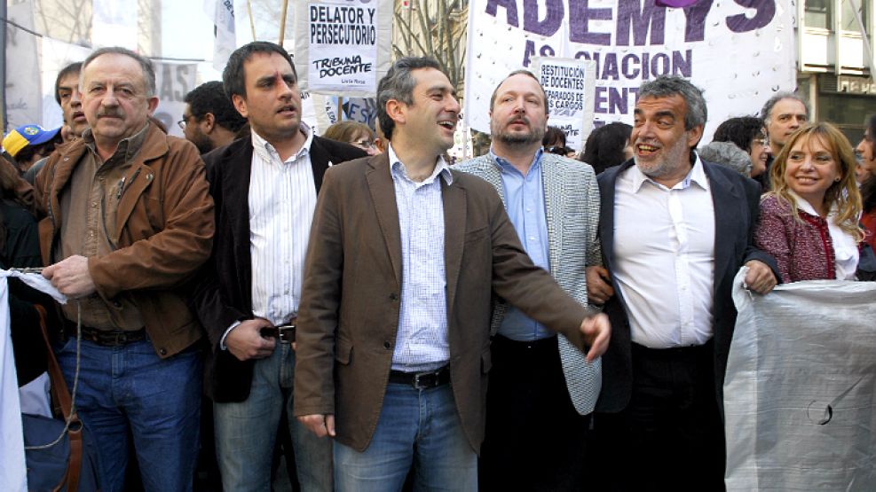 Piquete. Hugo Yasky, de la CTA K (izq.), junto a Cabandié y el Cuervo Larroque, líderes de La Cámpora. Se sumaron Sabbatella, Tito Nenna y Lubertino, diputados K.