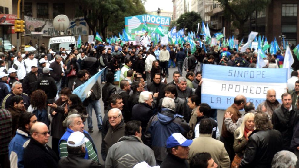 Militantes marchan por las calles del microcentro.