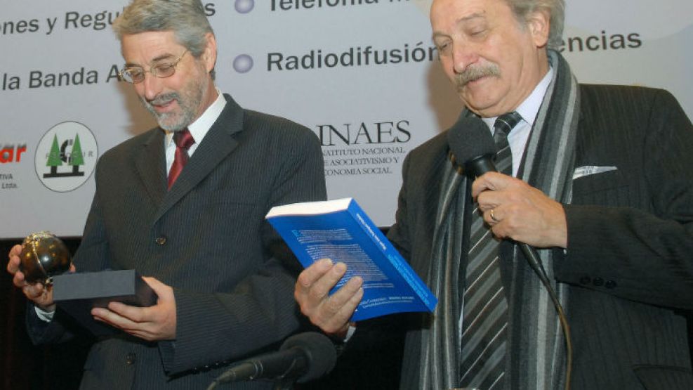 Bóccoli, a la derecha, fue directivo de la Federación de Cooperativas de Telecomunicaciones y de la Confederación Cooperativa de la República Argentina.