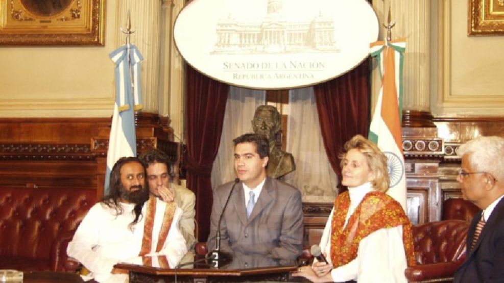 Sri Sri Ravi Shankar acudió en julio de 2006 a la Argentina para firmar un convenio con el Ministerio de Justicia. En la foto, junto al entonces senador K Jorge Capitanich.