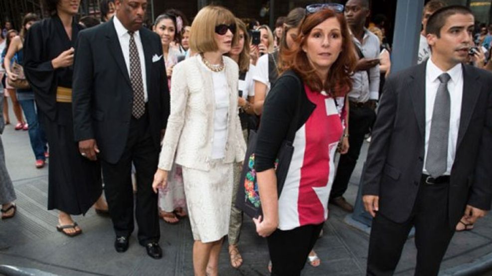 La directora de Vogue, Anna Wintour, celebra el comienzo de la noche con una multitud.