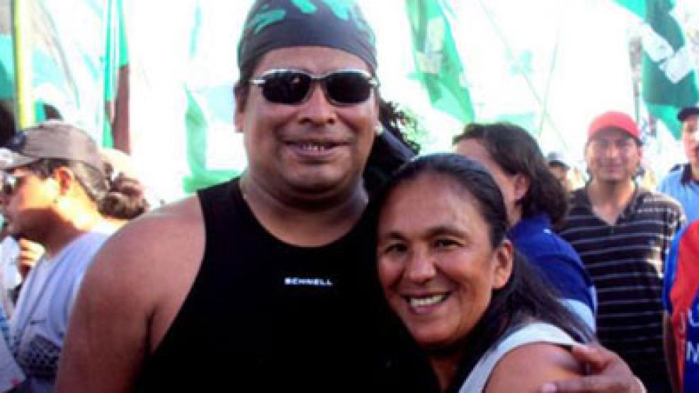 Marcos Guerra, acusado por el crimen de Humahuaca, junto a la líder de Tupac Amaru Milagro Sala en una manifestación.