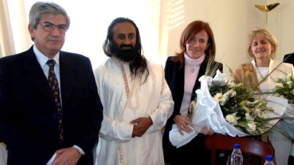 Ravi Shankar junto al ministro de Justicia, Alberto Iribarne.