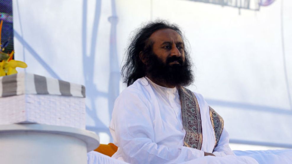 El Sri Sri Ravi Shankar convocó a una multitud para meditar por una sociedad sin violencia.