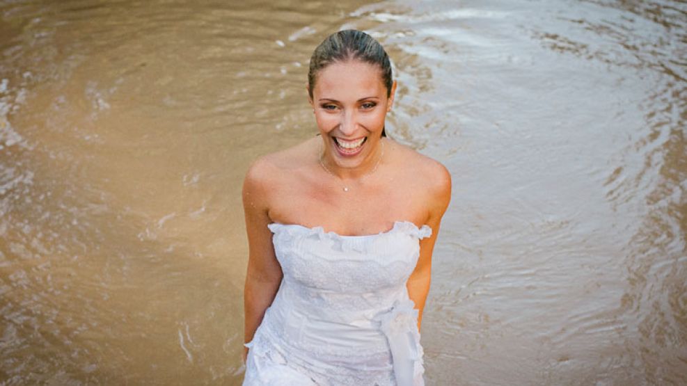 La tendencia nació en Las Vegas y ya se realiza en el país. Después del casamiento ellas se vuelven a vestir como en la boda para meterse en el río, tirarse pintura, o embarrarse.