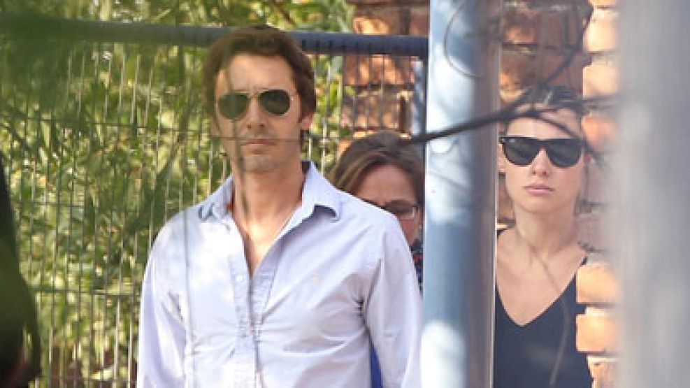 Pampita y Vicuña, ayer en la velatorio de su hija Blanca, y toda la tristeza en sus rostros.