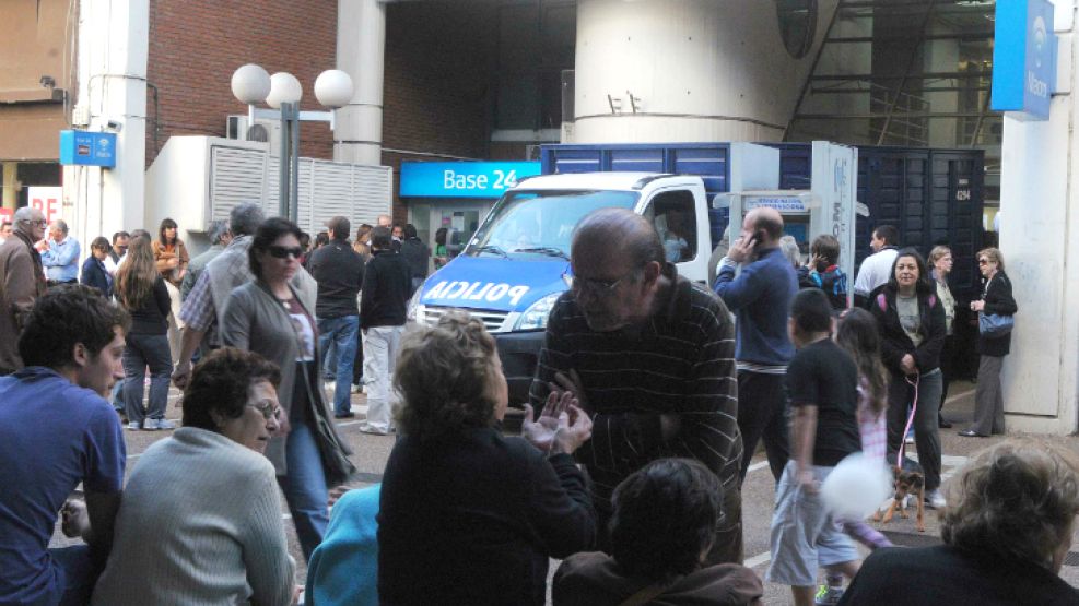 Los dueños de cajas de seguridad del banco se concentraron en la puerta de la sucursal para conocer el estado de sus cofres.