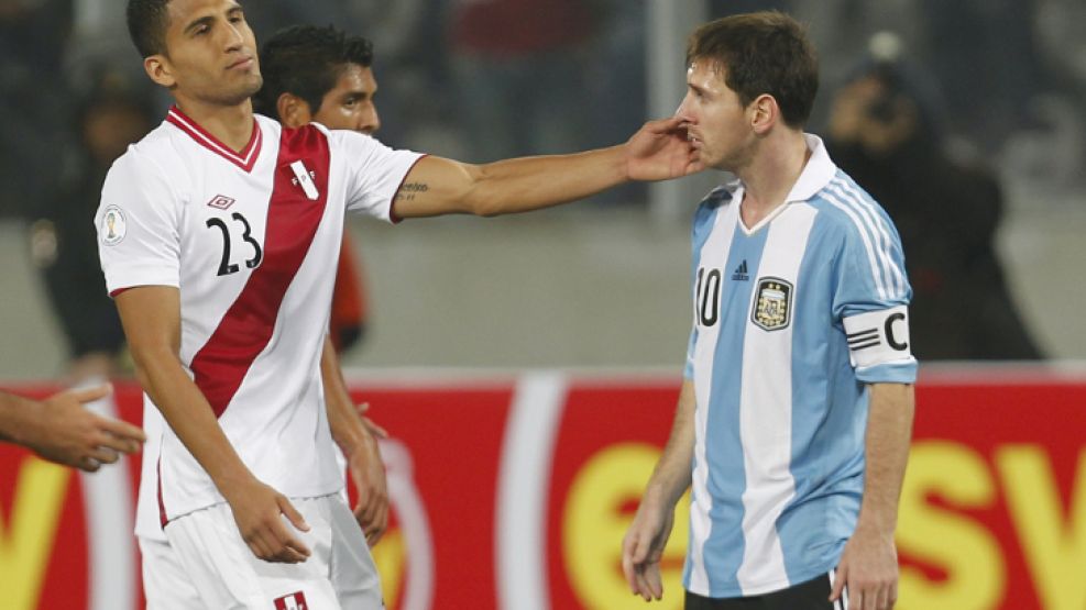 Ballon le toca la cara a Messi