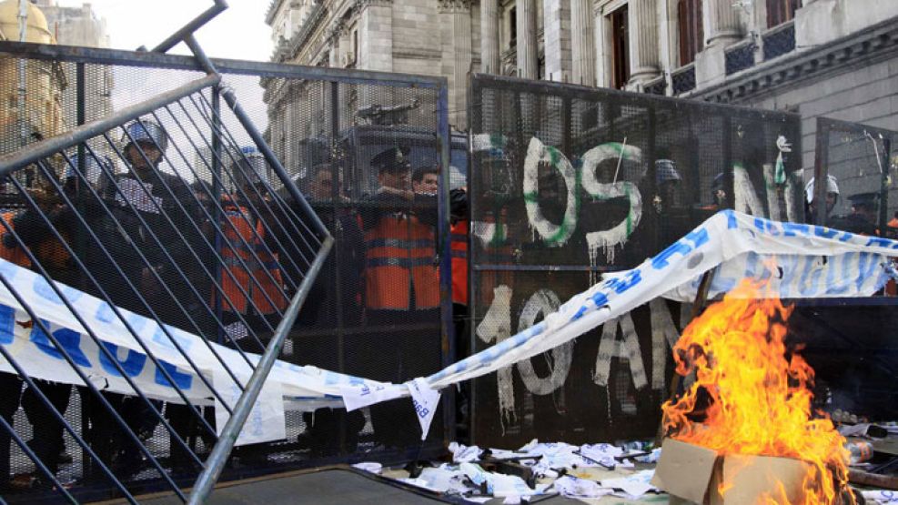 Los disturbios se registraron en la calle Hipólito Yrigoyen, donde los manifestantes derribaron vallas policiales y mantuvieron algunos enfrentamientos con efectivos policiales, los cuales intentaron 