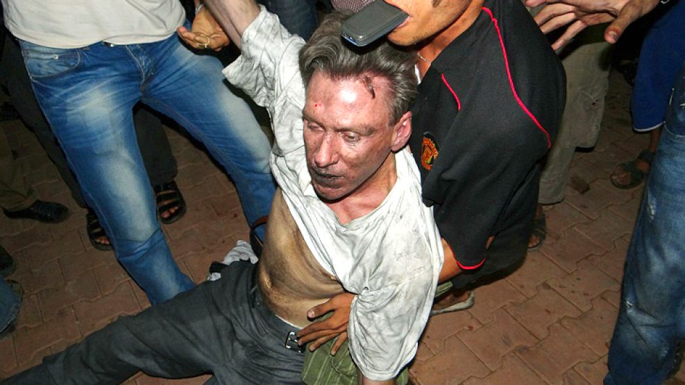 Testigos reconocieron el cuerpo de Christopher Stevens en esta impactante foto tras el ataque.