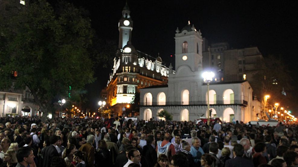 En Plaza de Mayo se concentró una multitud.