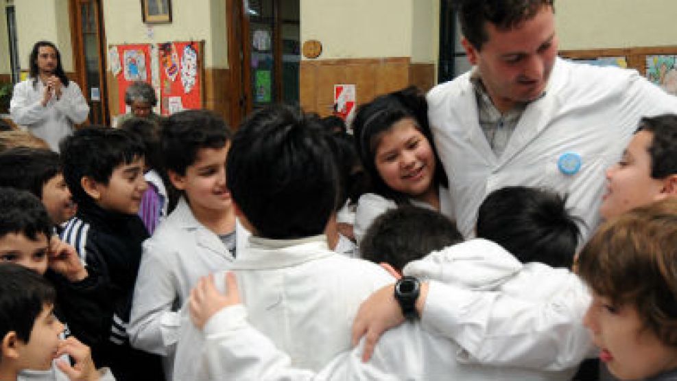 Los docentes fueron recibidos con afecto esta mañana en su escuela de Monte Castro.