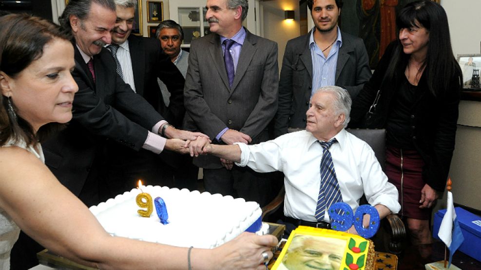 Juan Carlos Maqueda, Julián Domínguez, Agustín Rossi, Santiago Cafiero (nieto) y Diana Conti rodean a Antonio Cafiero.