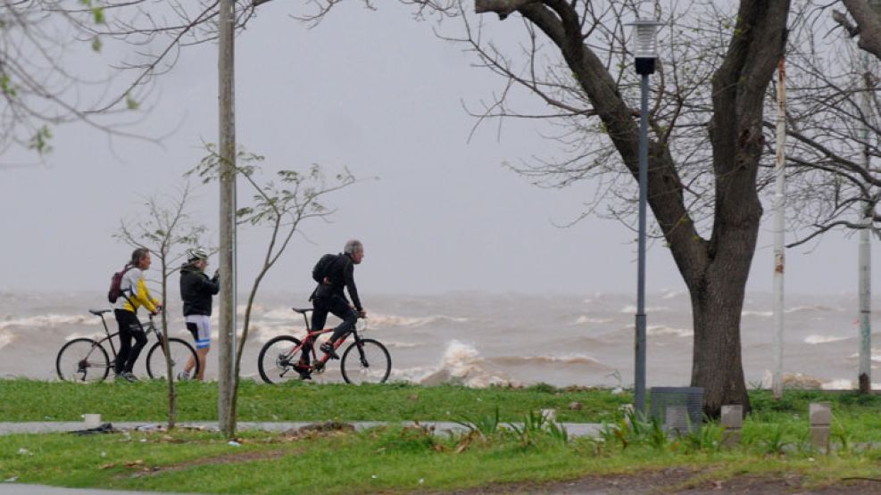 El Servicio Meteorológico Nacional (SMN) emitió una alerta por fuertes vientos, con una intensidad de entre 30 y 60 kilómetros por hora, que afectan Capital Federal, el Río de la Plata, este de la pro