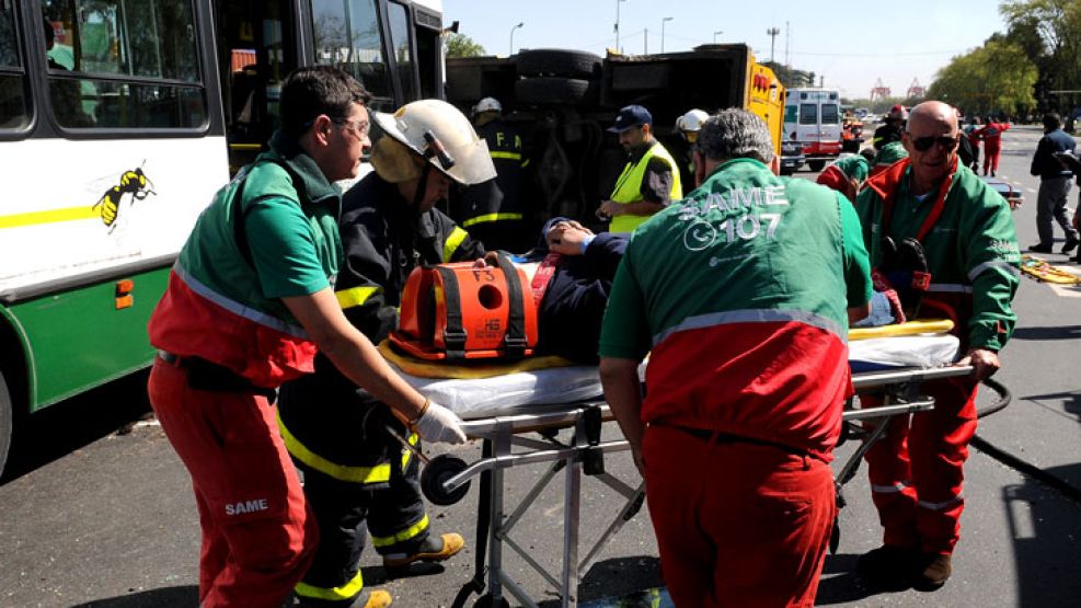 Un total de 18 personas resultaron heridas en dos choques registrados, casi en simultáneo, en los barrios porteños de Retiro y La Boca entre colectivos y camiones.