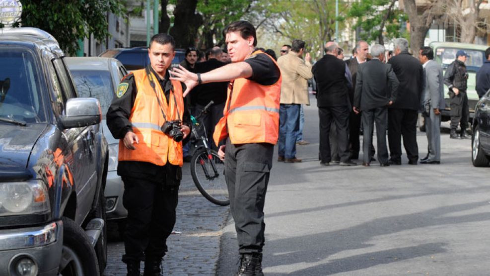 Balacera. Los peritos levantaron 14 vainas en las calles Bonifacio y Thompson, donde ayer a la tarde se produjo el enfrentamiento.