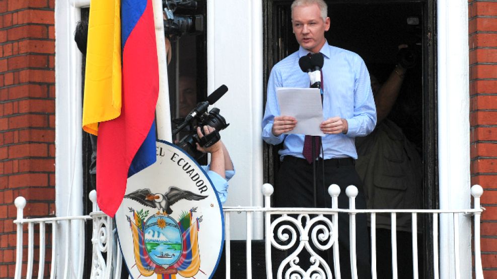 En el balcón. El día que, desde la embajada ecuatoriana en Londres, Assange habló con la prensa.