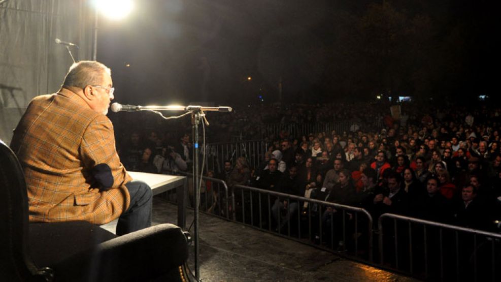 El periodista brindó una conferencia frente a la atenta mirada de casi 4 mil personas que soportaron el frío en la gélida tarde de la capital provincial.