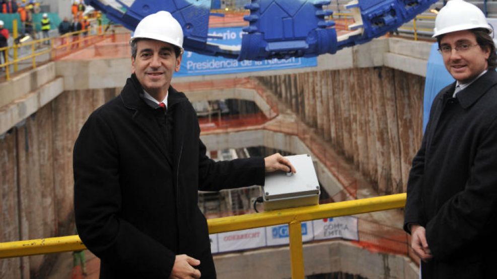 En julio, Randazzo inauguró las obras del soterramiento del tren Sarmiento (en la foto con el intendente de Morón Lucas Ghi)