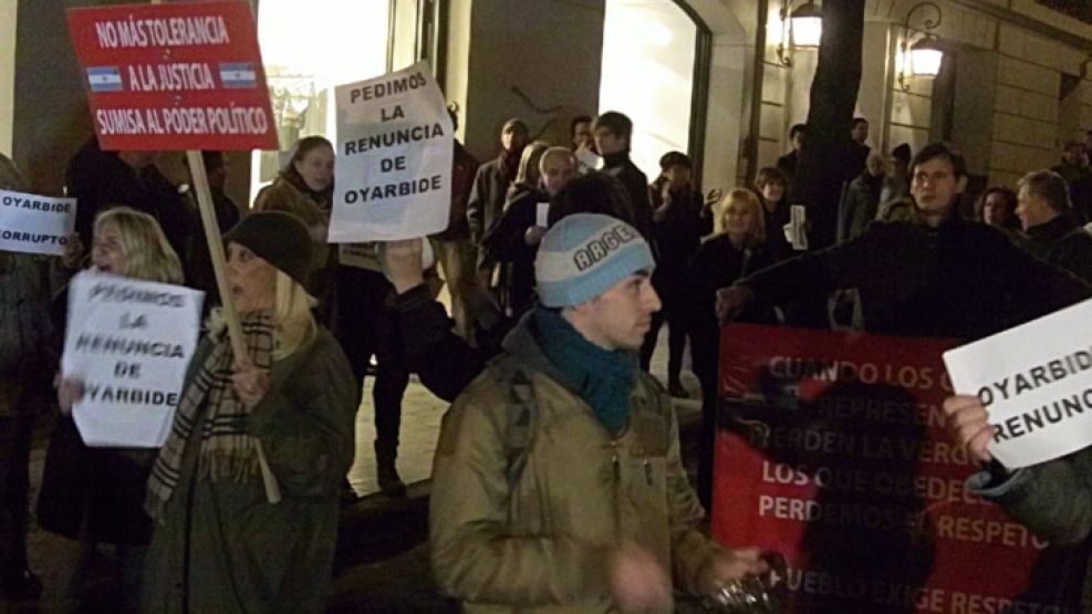 La protesta se realizó frente al edificio donde vive el juez más polémico de la Argentina.